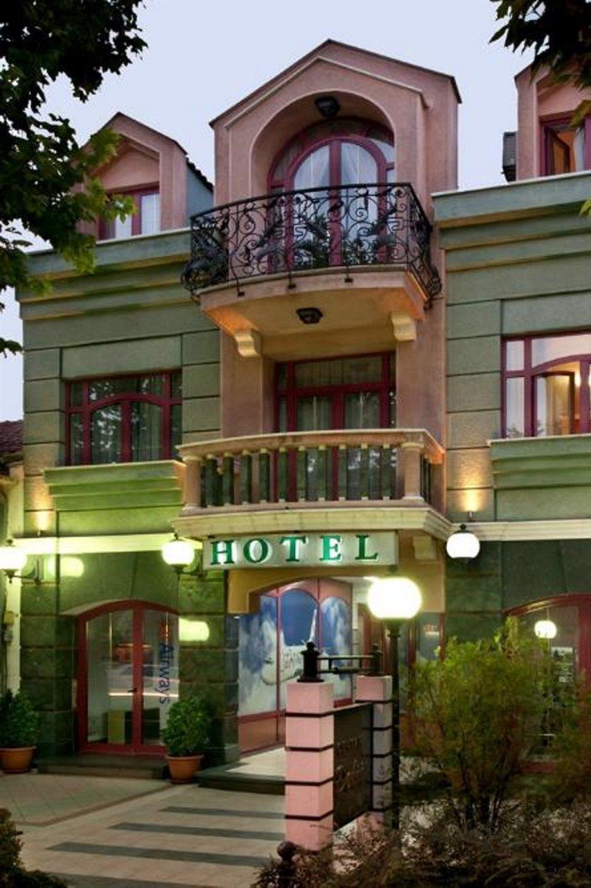 Hotel Eminent Podgorica Exteriör bild