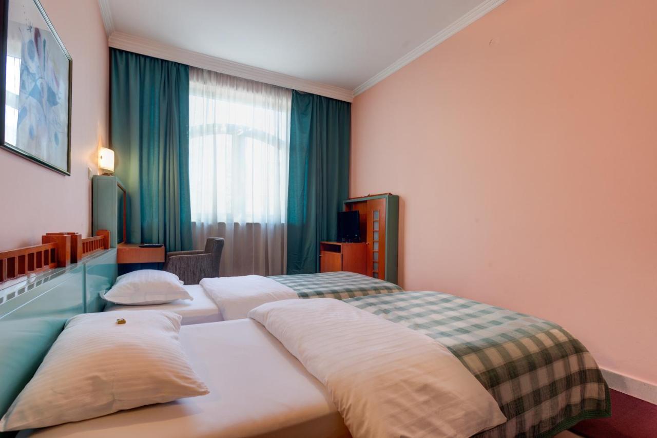 Hotel Eminent Podgorica Exteriör bild